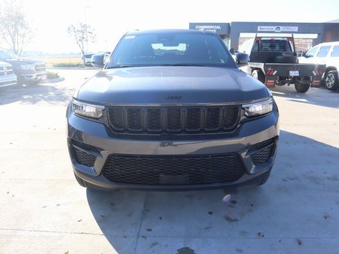 New 2025 Jeep Grand Cherokee Laredo image 9