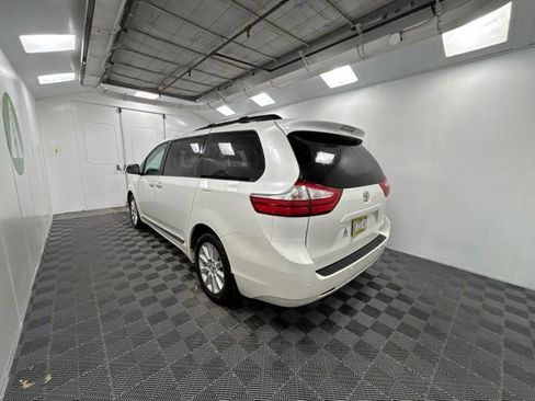 Used 2017 Toyota Sienna XLE Premium AWD/4WD image 4