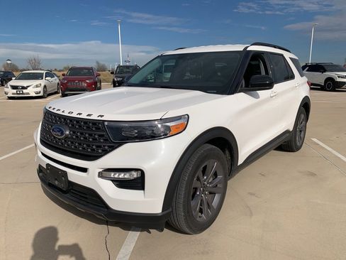 Used 2024 Ford Explorer XLT w/ Equipment Group 202A image 8