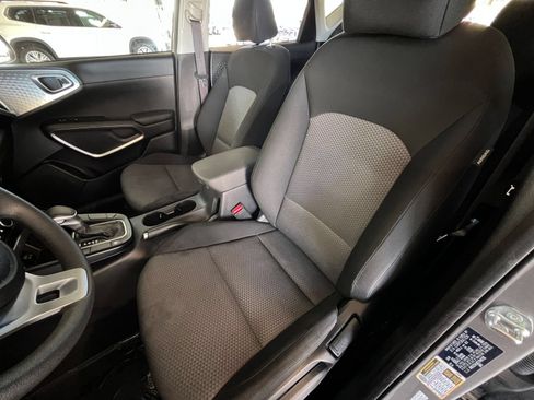 Used 2025 Kia Soul LX w/ LX Technology Package FWD image 36