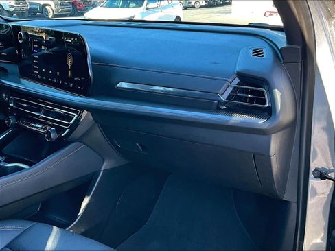 Used 2025 Chevrolet Traverse LT image 13