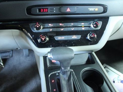 Used 2018 Kia Sedona L image 18