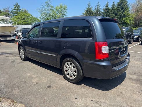 Used 2014 Chrysler Town & Country Touring image 4