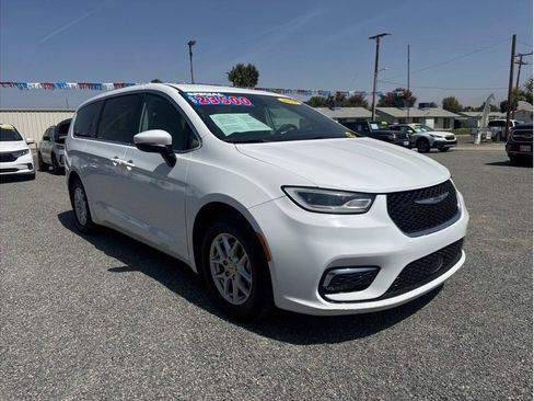 Used 2023 Chrysler Pacifica Touring-L FWD image 3