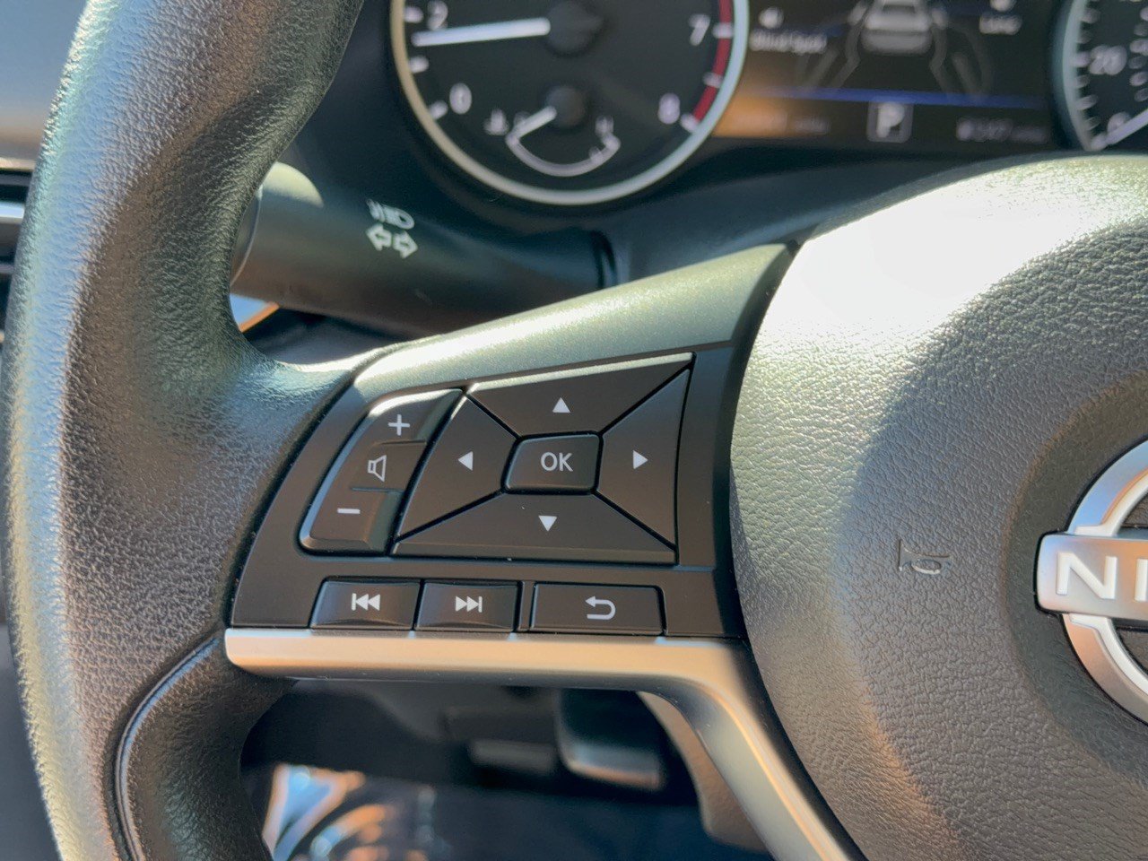Used 2025 Nissan Sentra SV FWD image 18