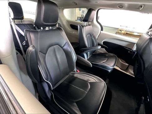 Used 2023 Chrysler Pacifica Limited FWD image 17