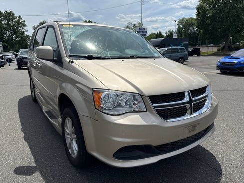 Used 2015 Dodge Grand Caravan SXT w/ Rear Park Assist Package FWD image 11