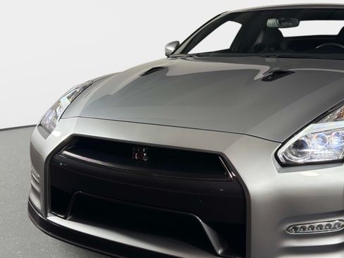 Used 2016 Nissan GT-R Premium AWD/4WD image 11