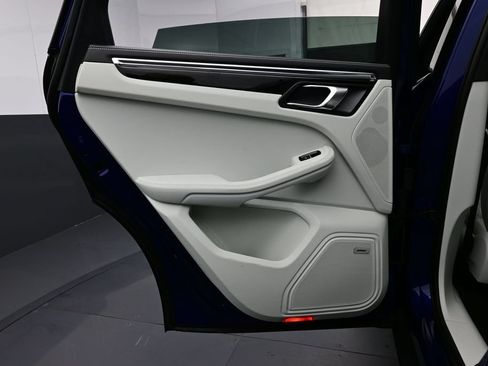 Certified 2025 Porsche Macan AWD/4WD image 13