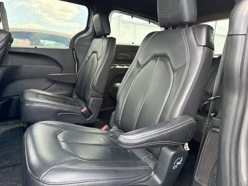 Used 2021 Chrysler Pacifica Touring-L w/ Uconnect Theater Family Group FWD image 13