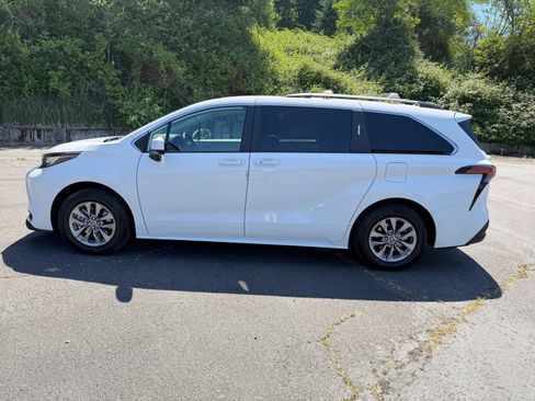 Used 2022 Toyota Sienna LE AWD/4WD image 5