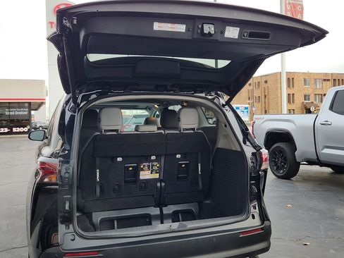 Certified 2023 Toyota Sienna XLE image 28