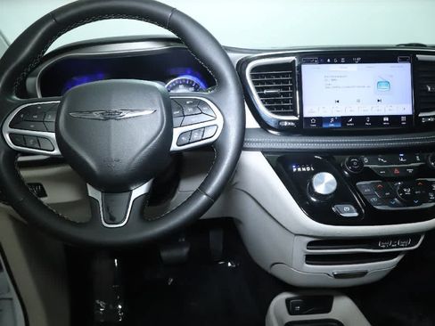 Used 2023 Chrysler Pacifica Touring-L FWD image 27