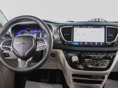 Used 2023 Chrysler Pacifica Touring-L FWD image 17