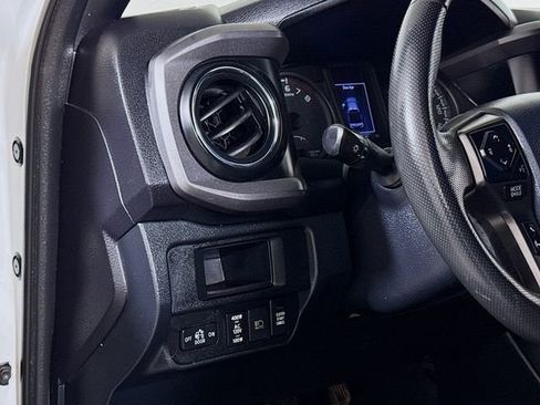 Used 2018 Toyota Tacoma TRD Sport AWD/4WD image 8