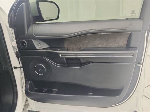 Used 2020 Ford Expedition Limited image 31