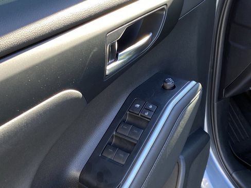 Used 2023 Toyota Highlander XLE image 12