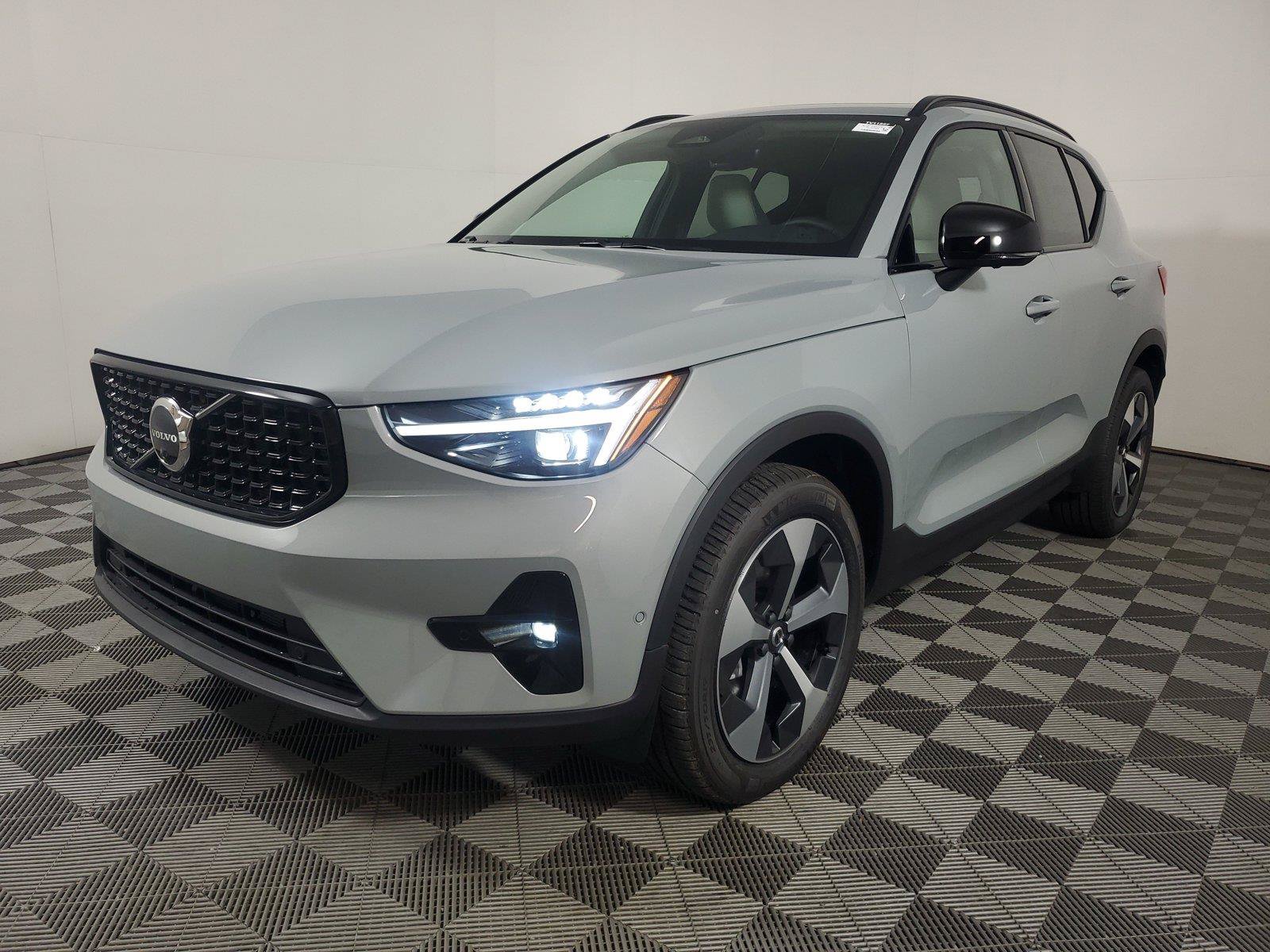 Used 2026 Volvo XC40 B5 Plus w/ Protection Package Premier AWD/4WD image 3
