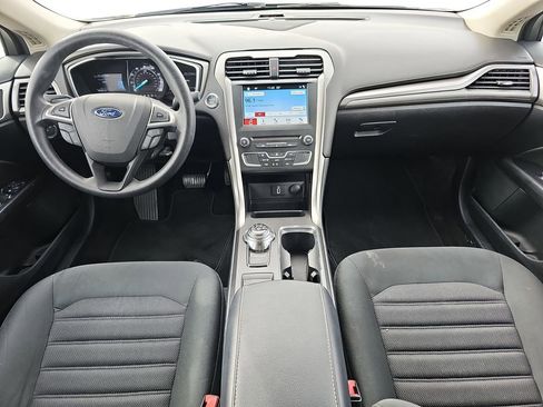 Used 2017 Ford Fusion SE w/ Fusion SE Technology Package image 11