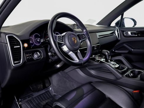 Certified 2022 Porsche Cayenne image 4