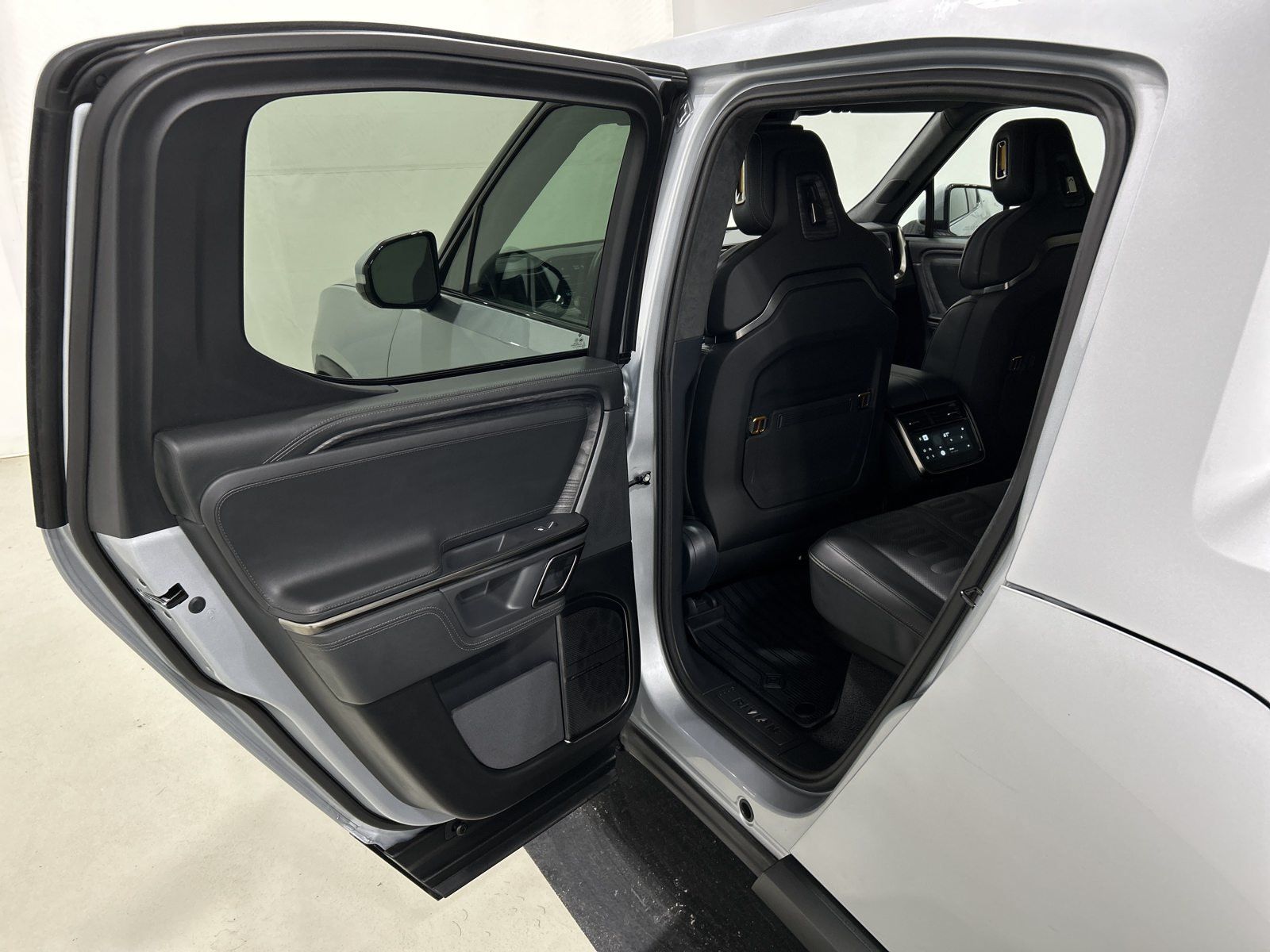Used 2022 Rivian R1T Adventure AWD/4WD image 17