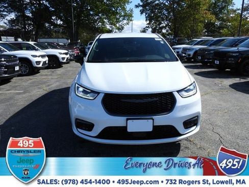 New 2026 Chrysler Pacifica Select image 8