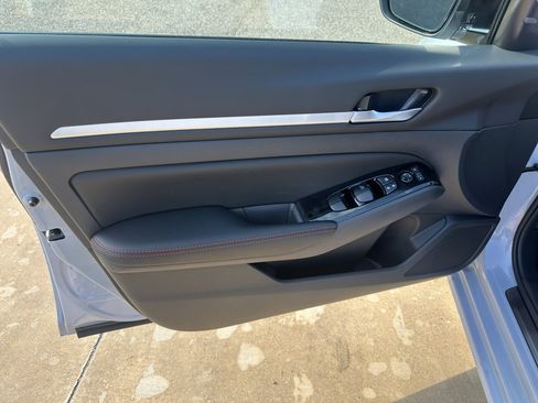 New 2025 Nissan Altima 2.5 SR image 11