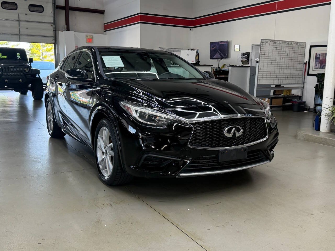 Used 2018 INFINITI QX30 FWD image 1