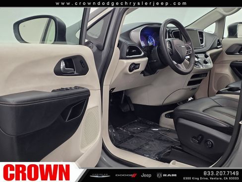 Used 2023 Chrysler Pacifica Touring-L FWD image 21