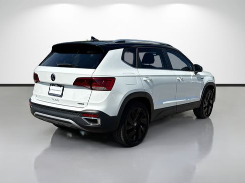 Used 2024 Volkswagen Taos SE w/ Panoramic Sunroof Package AWD/4WD image 3