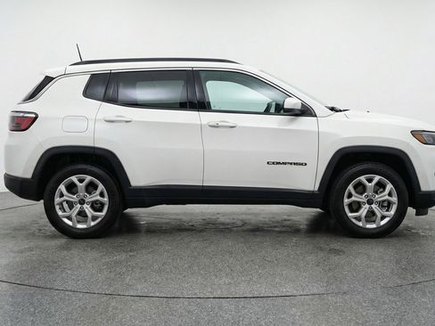 Used 2025 Jeep Compass Latitude AWD/4WD image 11