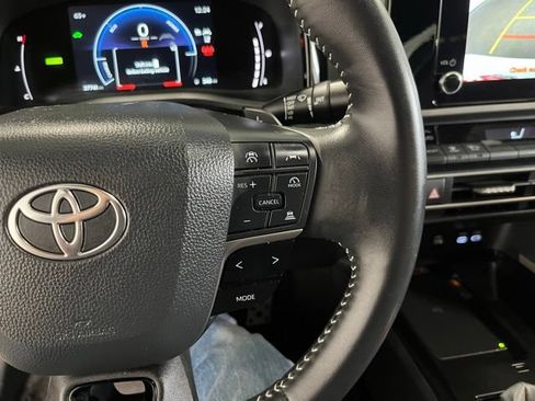 Used 2025 Toyota Camry SE FWD image 27