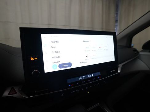 Used 2025 Toyota Sienna XLE FWD image 6
