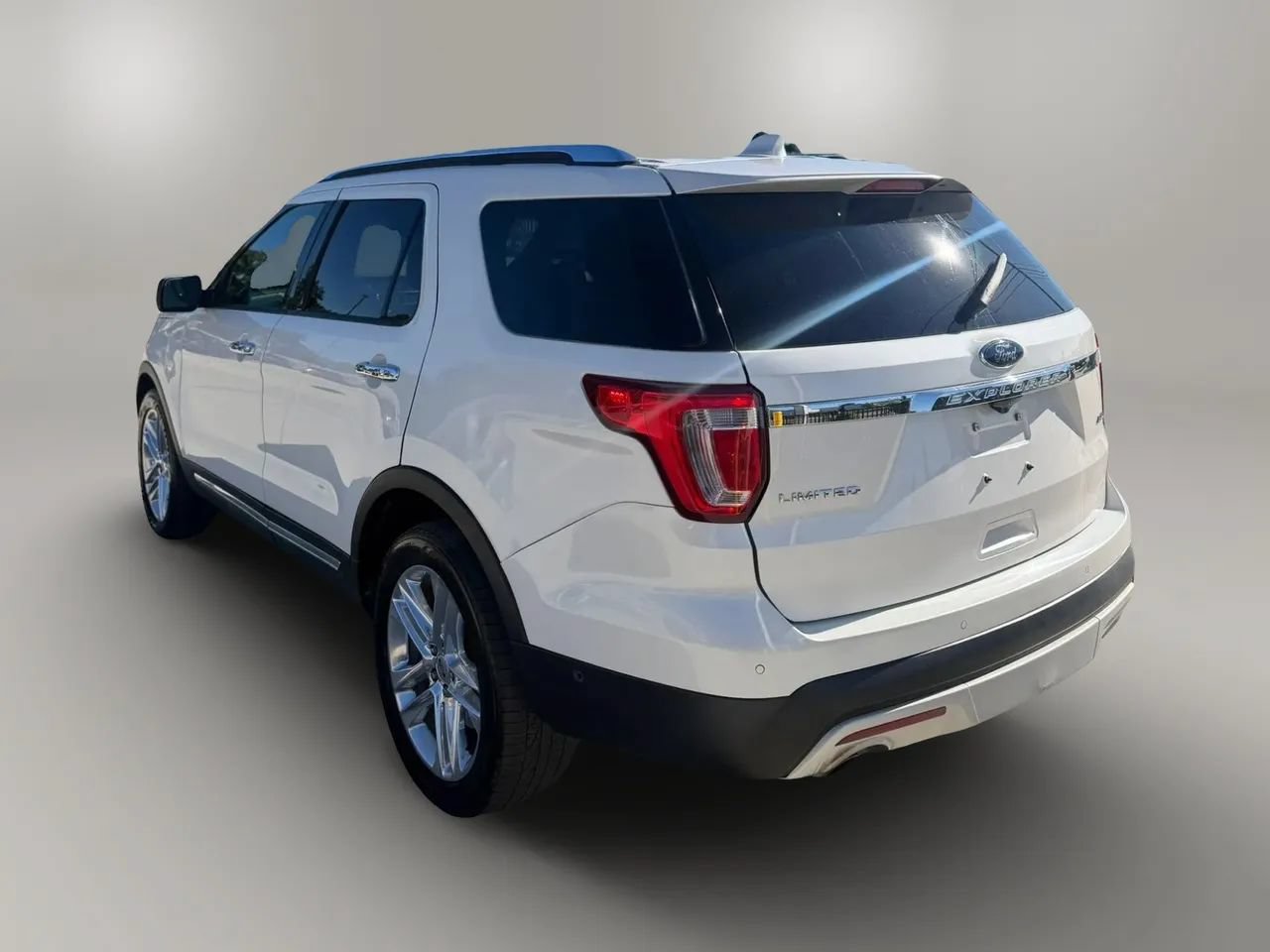 Used 2017 Ford Explorer Limited w/ Equipment Group 301A AWD/4WD image 5