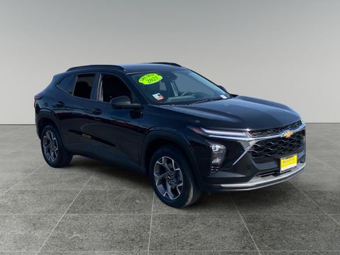 Used 2025 Chevrolet Trax LT FWD image 7