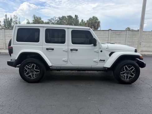 Used 2025 Jeep Wrangler Unlimited Sahara w/ Safety Group AWD/4WD image 7