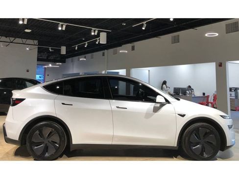 Used 2026 Tesla Model Y Long Range image 8