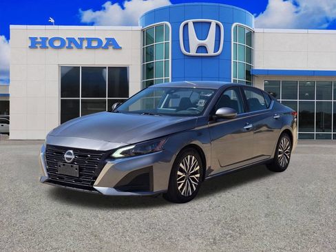 Used 2024 Nissan Altima 2.5 SV w/ SV Premium Package FWD image 7