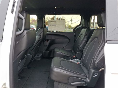 New 2026 Chrysler Pacifica Select image 6