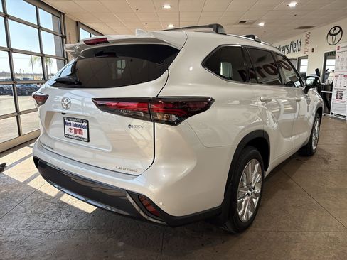 New 2026 Toyota Highlander Limited image 2