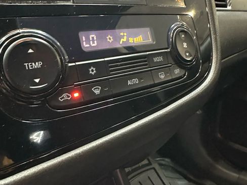 Used 2016 Mitsubishi Outlander ES image 18