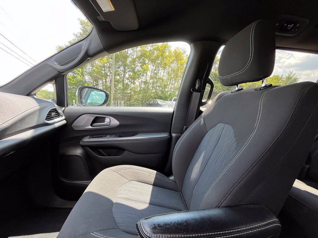 Used 2024 Chrysler Pacifica Touring FWD image 24