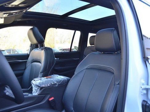 New 2025 Jeep Grand Cherokee Limited w/ Luxury Tech Group II image 15