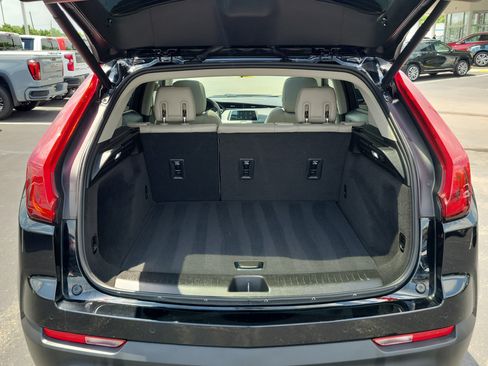 Used 2023 Cadillac XT4 Luxury w/ Cold Weather Package FWD image 9