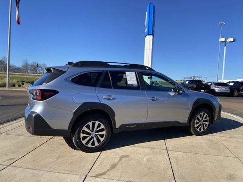 Used 2024 Subaru Outback Premium image 11