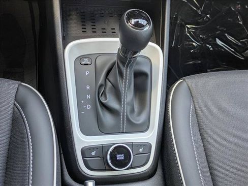 Certified 2025 Hyundai Venue Limited FWD image 15