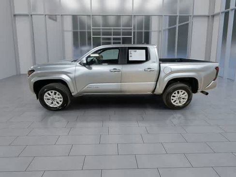 Certified 2025 Toyota Tacoma SR5 AWD/4WD image 5