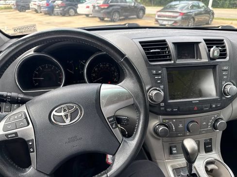Used 2011 Toyota Highlander SE w/ Tow Pkg AWD/4WD image 17