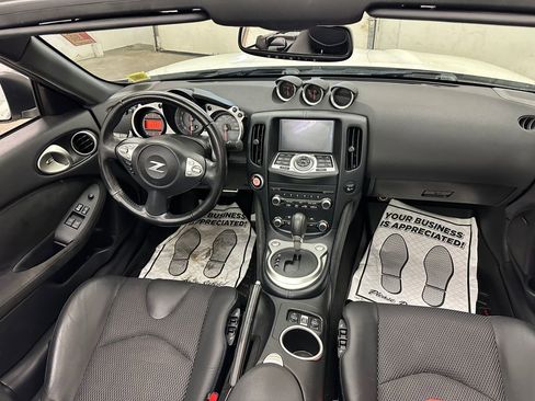 Used 2018 Nissan 370Z Touring Sport RWD image 39