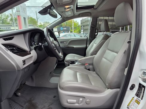 Used 2020 Toyota Sienna XLE FWD image 11